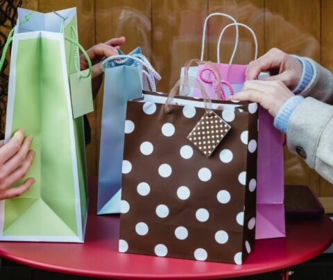 Distintas bolsas de regalo con diseños diferentes, fiestas, fin de año