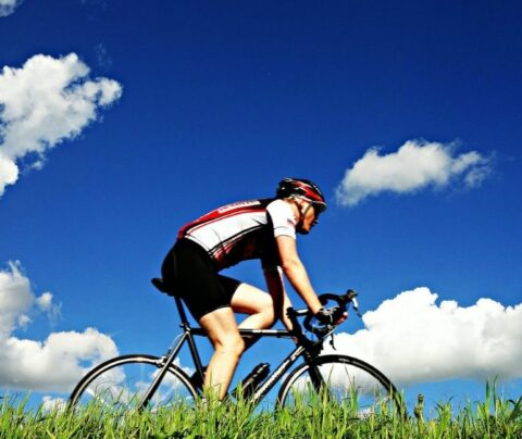 Hombre andando en bicicleta