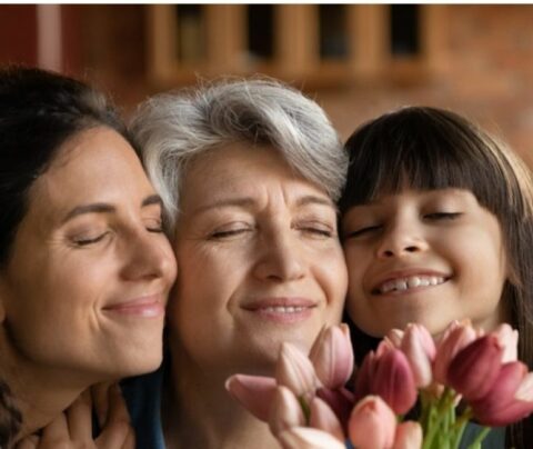 Madre, abuela y nieta posando para una foto