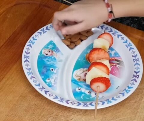 Plato de frozen con brucheta de frutilla y manzana y avellanas