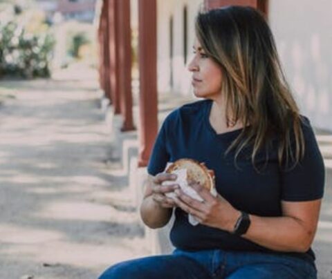 Mujer comiendo mirando de perfil