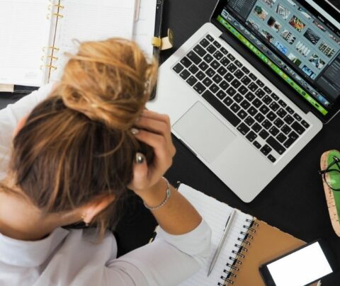 Mujer estresada viendo su computador