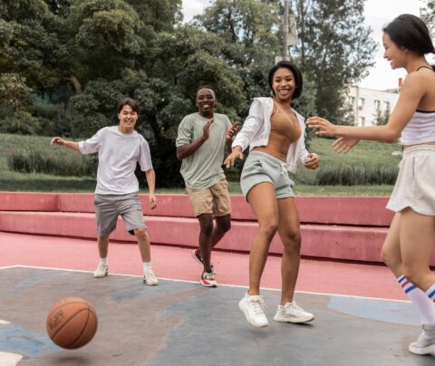 ¿Qué te mueve? Jovenes jugando con pelota de basket