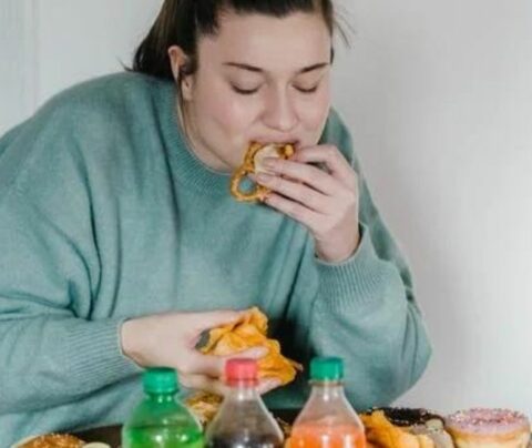 Mujer comiendo pretzel