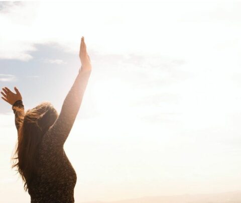 Mujer disfrutando el sol, plenitud