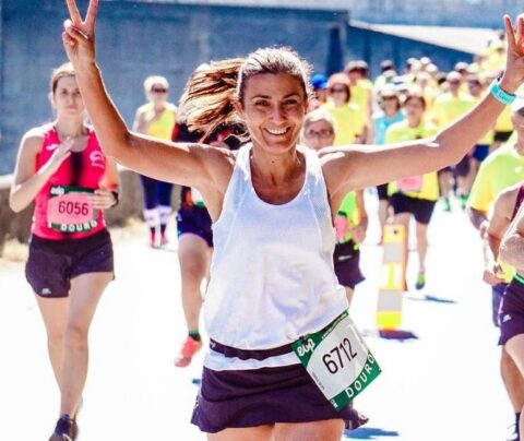 Mujer corriendo en una maratón